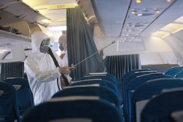 Experts : Microbes in the air on planes and in hospitals are harmless