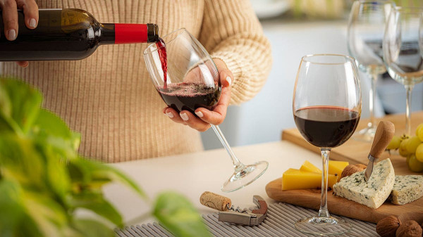 People who live to 100 have 3 drinks in common, longevity expert says