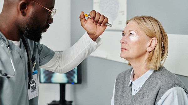 7 everyday mistakes could be quietly damaging your vision, eye doctor warns